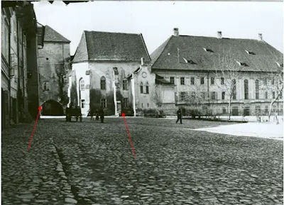 La sfârșitul secolului al XIX-lea, capela se observă în continuarea Liceului S.von Brukenthal