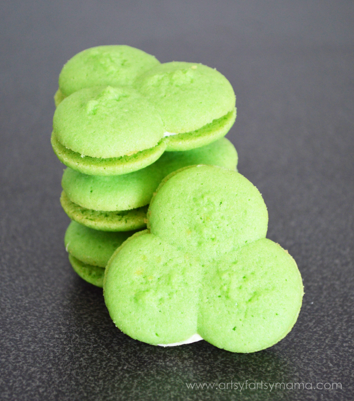 Shamrock Spritz Cookies at artsyfartsymama.com #StPatricksDay