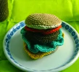 http://ganchitosamigurumi.blogspot.de/2014/02/receta-de-hamburguesa-de-crochet-parte-i.html