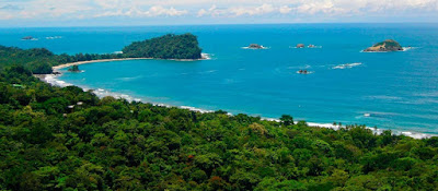 Vue aérienne de la baie du parc national Manuel Antonio .