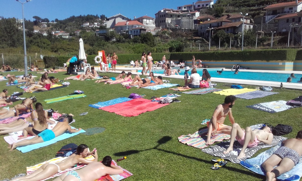 Piscina Municipal do Castelo cheia de Jovens Piscina Municipal do Castelo cheia de Jovens
