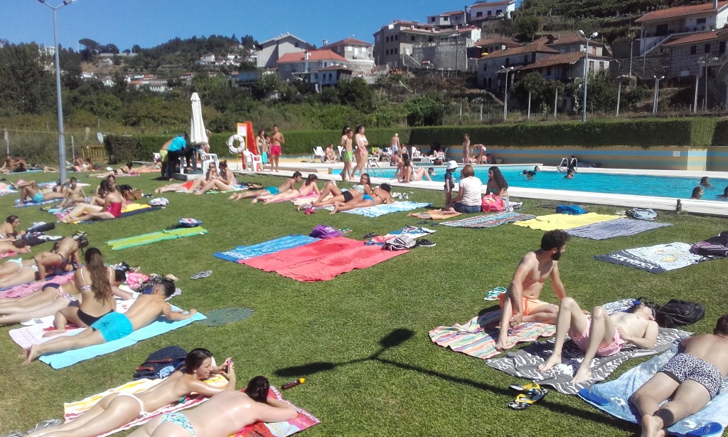 Piscina Municipal do Castelo cheia de Jovens