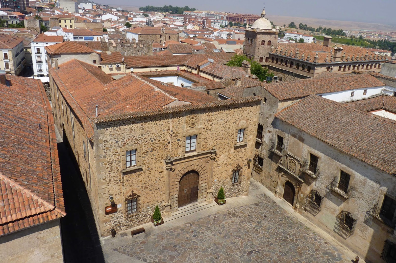 Cáceres, Plaza Santa María desde la Concatedral. Cáceres, Plaza Santa María desde la Concatedral.
