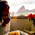 Atriz Juliana Paes posta foto comendo macarrão com salsicha em comunidade carioca