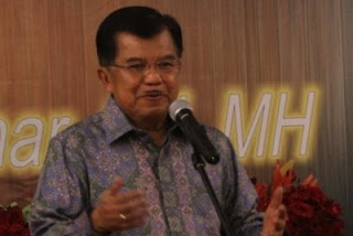Guru wajib ikuti perkembangan ilmu pengetahuan dan teknologi (iptek). Jangan gagap teknologi (gaptek) Guru wajib ikuti perkembangan ilmu pengetahuan dan teknologi (iptek). Jangan gagap teknologi (gaptek)