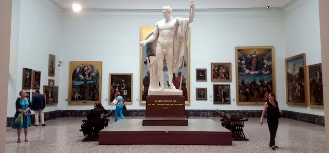 Visitantes na Galeria Brera em Milão Visitantes na Galeria Brera em Milão