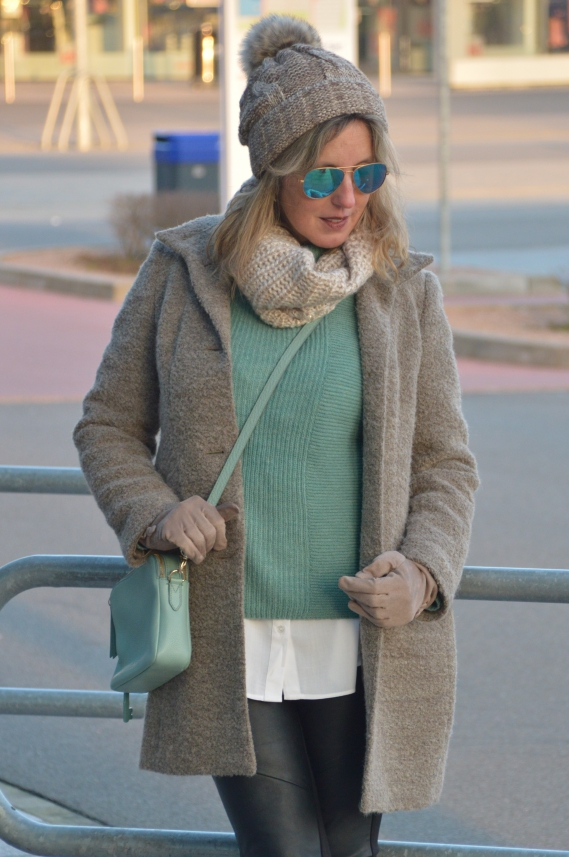 Winterlook mit Lederleggings und Bouclémantel over 40 blog