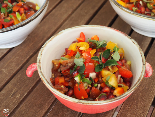 Fresca y sabrosa ensalada de tomates cherrys y granada, con una vinagreta aderezada con ajo y melaza de granada (Yotam Ottolenghi)