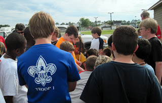Taylor demonstrates Pacmate to Boy Scouts
