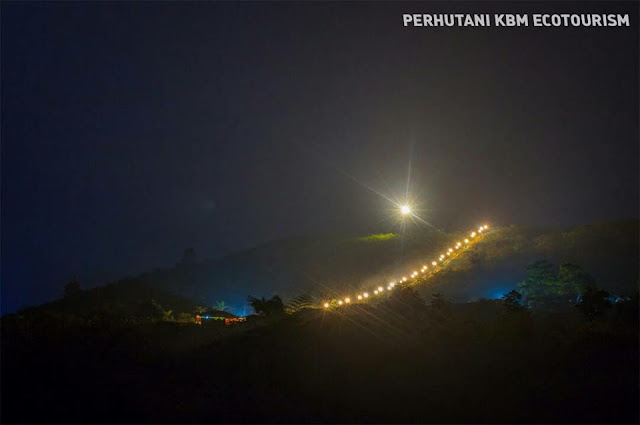Tangga menuju kawah Gunung Galunggung yang penuh warna. Foto : Instagram @wisata_galunggung. Tangga menuju kawah Gunung Galunggung yang penuh warna. Foto : Instagram @wisata_galunggung.