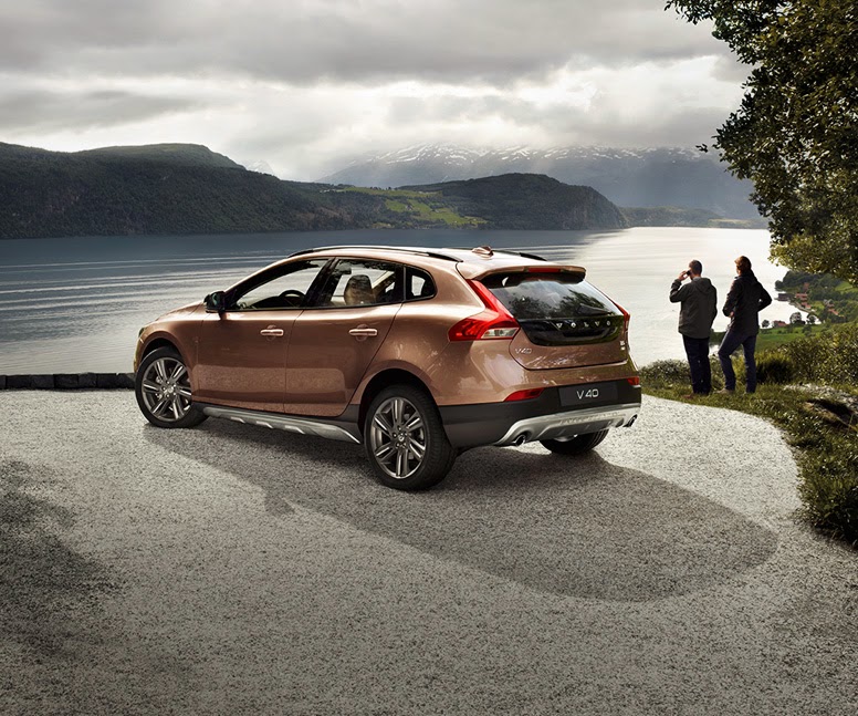 Cross country concept. Volvo v40 cross country с боксом на крыше.