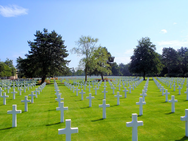 Colleville Cemetery on Omaha Beach Normandy. Photo was taken from Plot E looking toward Plot C and the circular chapel at the upper left. Photo: WikiMedia.org.