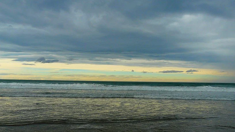 Surf en El Pasillo y el Peñón, playa de Atxabiribil, Sopelana