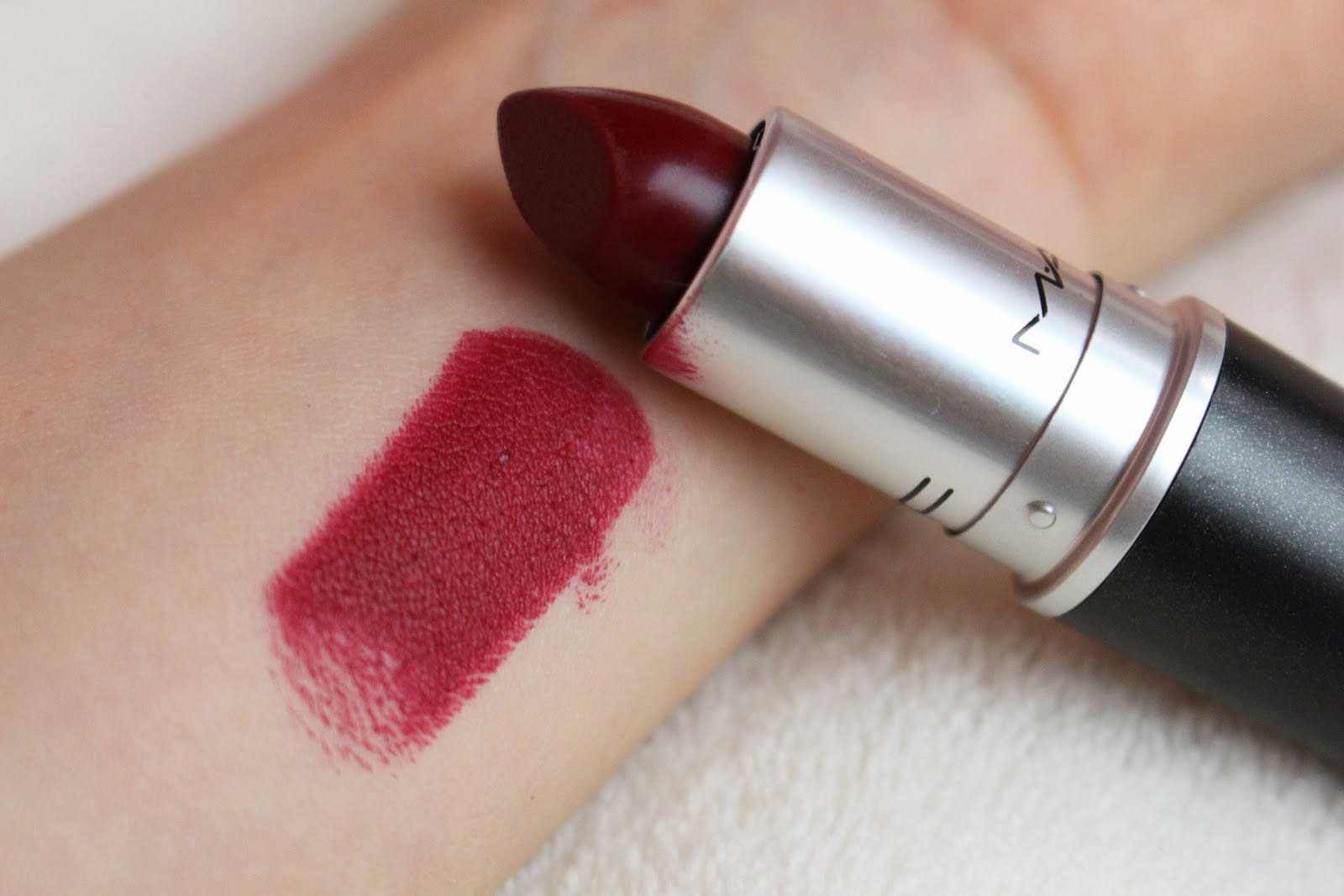Girly Frame: MAC Lipstick in Diva | Review