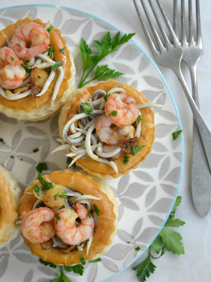 Volovanes de gambas y angulas sucedáneas