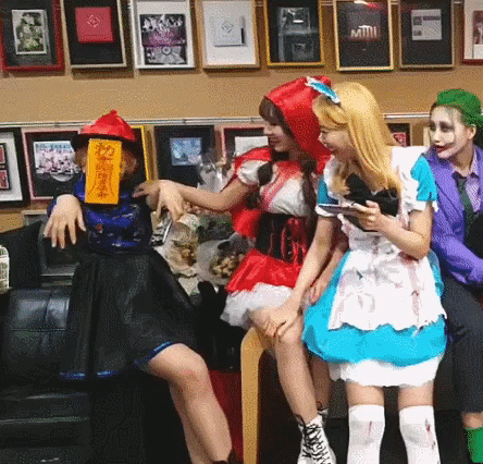 어제자 할로윈 분장하고 신촌에 나타난 아이돌.jpgif | 인스티즈