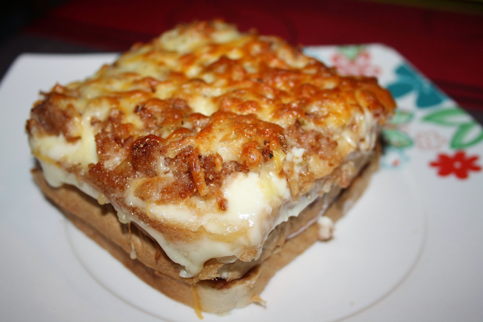 Sandwich gratinado de jamón, pollo y bacon con salsa barbacoa UN