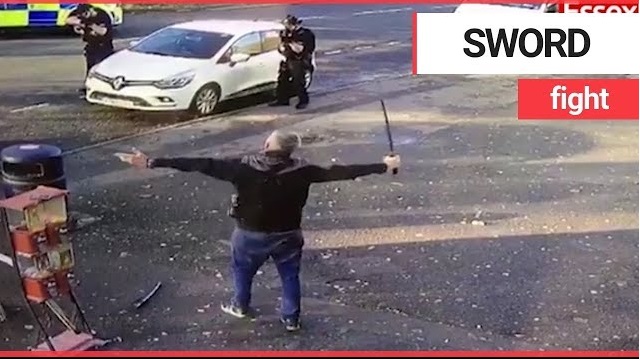 Τους απειλούσε με …σπαθί σαμουράι - Οι αστυνομικοί αναγκάστηκαν να ανοίξουν πυρ (βίντεο) Τους απειλούσε με …σπαθί σαμουράι - Οι αστυνομικοί αναγκάστηκαν να ανοίξουν πυρ (βίντεο)