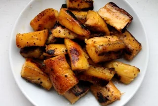 Easy to make, kelewele are plantain cubes, sprinkled with ginger, hot pepper and fried in palm oil.