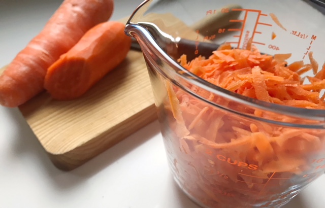 Zanahoria rallada y entera