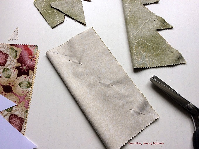 Con hilos, lanas y botones: DIY Árbol de navidad de tela