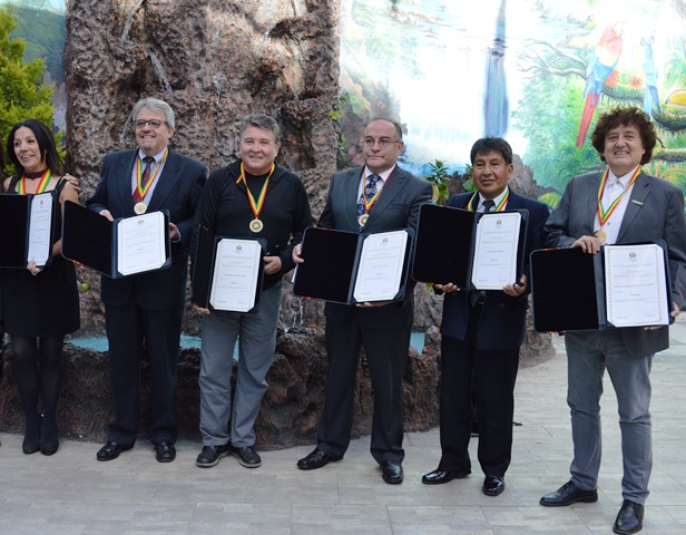 Artistas fueron condecorados por viceministro de Educación Superior, Eduardo Cortez