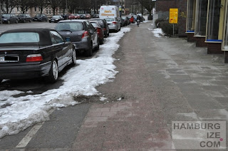 © hamburgize.com / Stefan Warda - "Geräumter Radweg" Fake-Winterdienst: "Geräumter Radweg" Barmbeker Straße