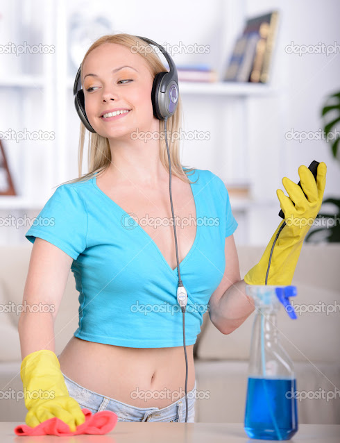 mulher cuidando da casa ouvindo música