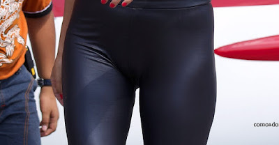Linda chica en pantalones de cuero Linda chica pantalones cuero