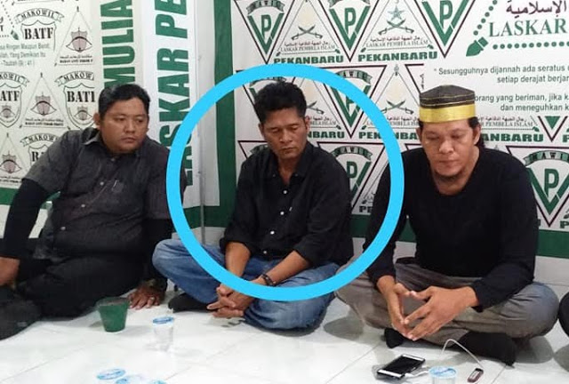 Sebut UAS "Dajjal" Begini Nasib Penghina Ustadz Abdul Somad di Tangan FPI Sebut UAS "Dajjal" Begini Nasib Penghina Ustadz Abdul Somad di Tangan FPI
