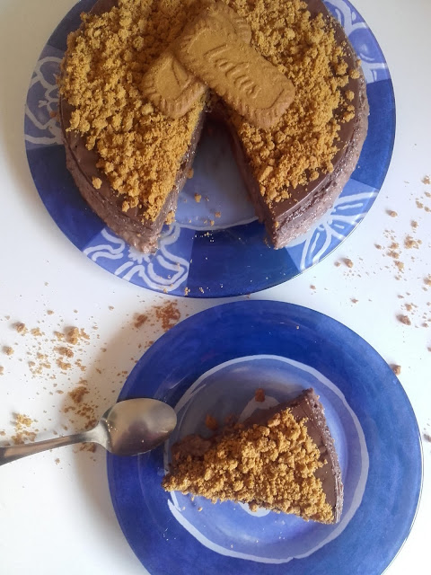 Tarta de dos chocolates y galleta Belga.