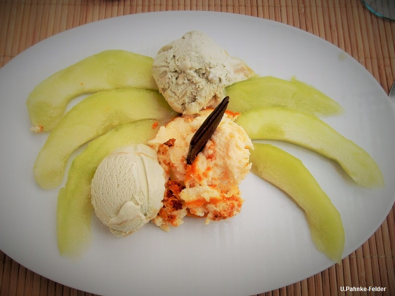 Quark-Souffles mit Pistazien-Eis und Galiamelone