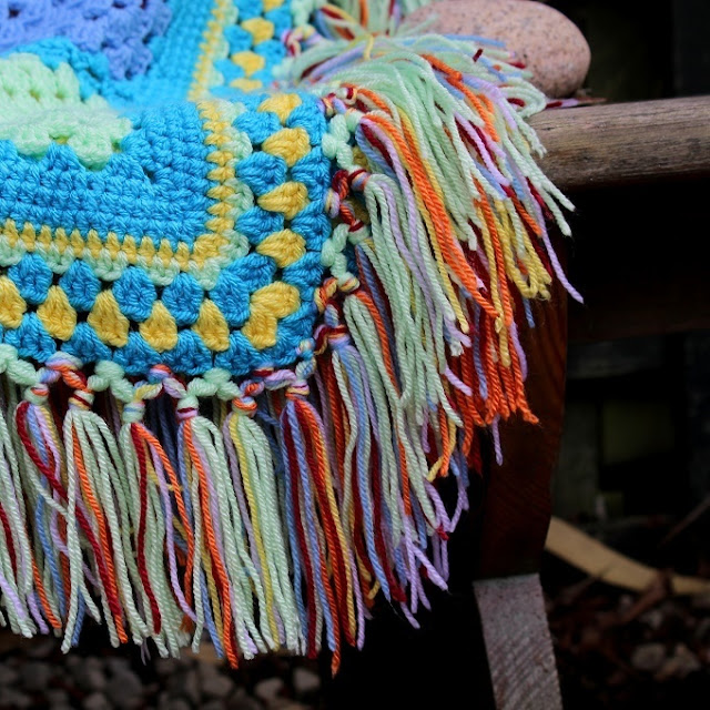 How to make a knotted tassel border for a crochet blanket. ⋆ Lazy Daisy