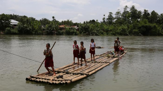 MIRIS : Anak - Anak SD ini, Tiap Hari Seberangi Sungai Buaya untuk Pergi ke Sekolah