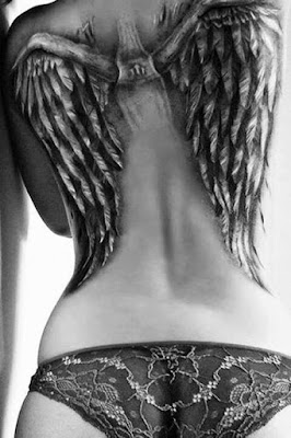 Tatuaje de alas en la espalda de una mujer en blanco y negro