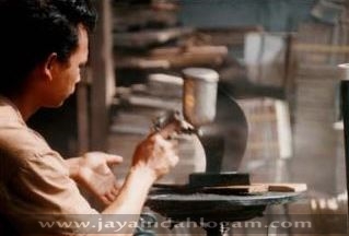 pusat kerajinan teembaga dan kuningan - Foto proses pengerjaan pembuatan kerajinan logam tembaga dan kuningan oleh Jaya Indah Logam Art Gallery