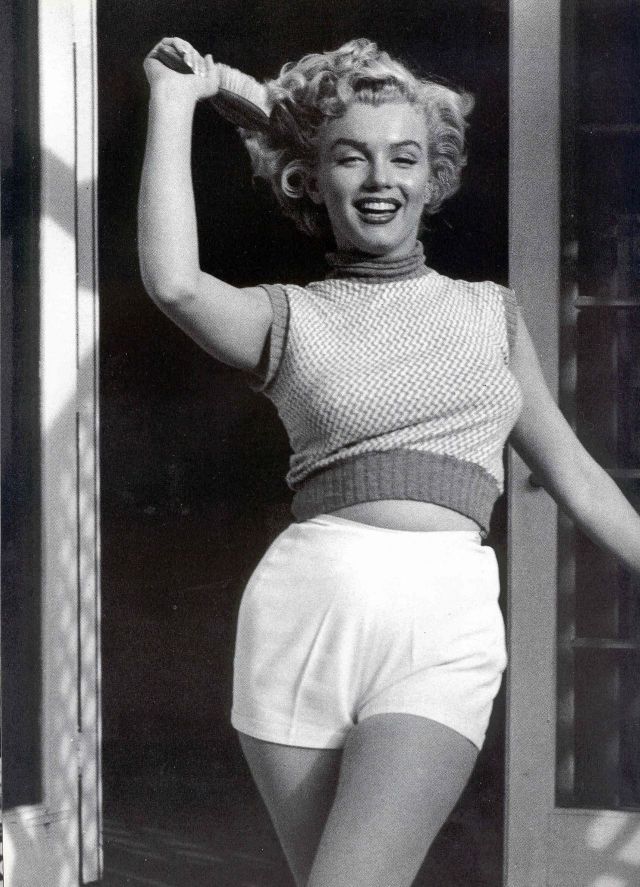 10 Fascinating Black and White Photos of Marilyn Monroe in Shorts at