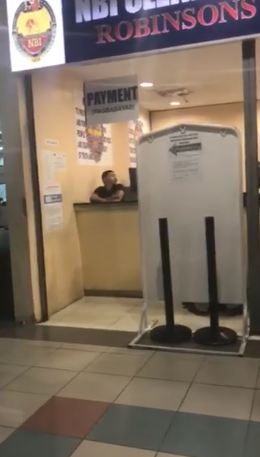“Bobo, Walang Isip, Mahirap ,Patay Gutom at Kurakot!!!” - See How Bystanders Burned Out this Woman in a NBI Office “Bobo, Walang Isip, Mahirap ,Patay Gutom at Kurakot!!!” - See How Bystanders Burned Out this Woman in a NBI Office
