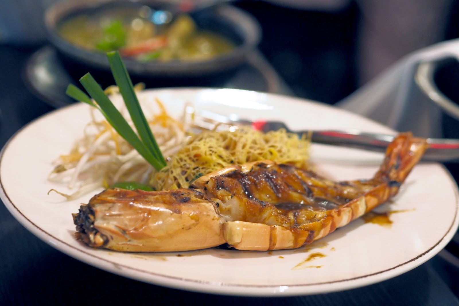 oodles stir-fried with king prawns, chinese chives, crushed peanuts, bean curd and bean sprouts in a special homemade sauce