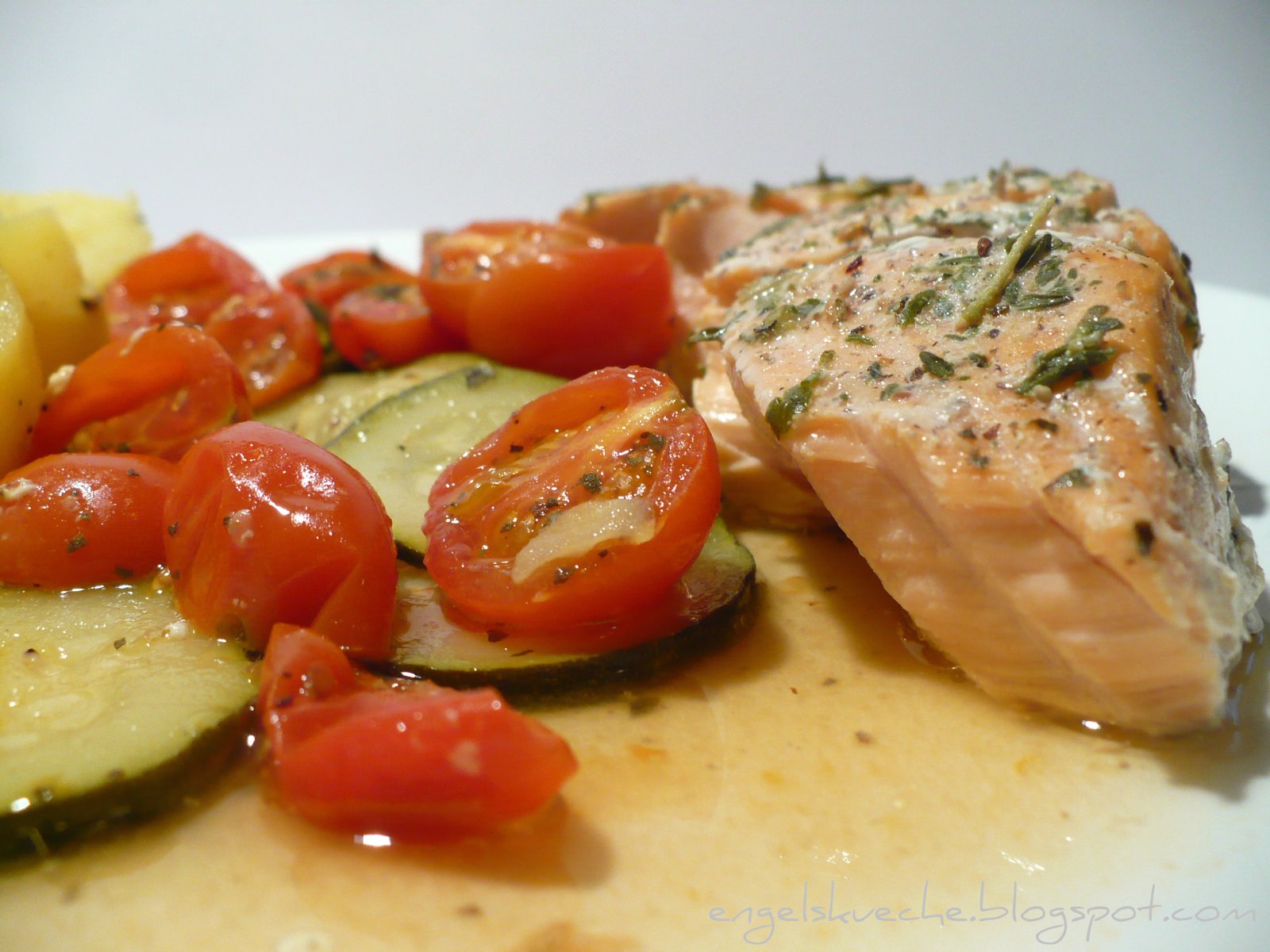 Essen aus Engelchens Küche: Lachs mit mediterranem Gemüse in der Folie ...