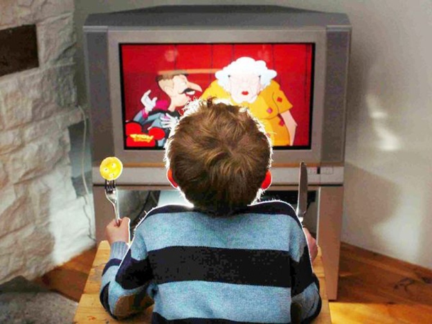 Biar Anak Makan Depan TV, Ibu Bapa Rugi 5 Perkara Ini! Biar Anak Makan Depan TV, Ibu Bapa Rugi 5 Perkara Ini!