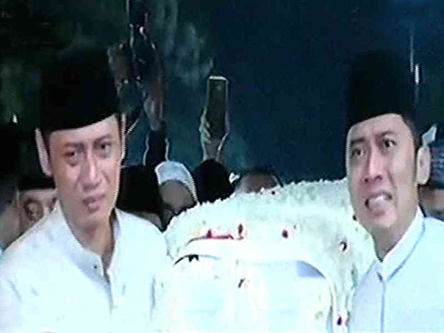 AHY dan EBY Bawa Jenazah Ani Yudhoyono Tiba di Puri Cikeas AHY dan EBY Bawa Jenazah Ani Yudhoyono Tiba di Puri Cikeas