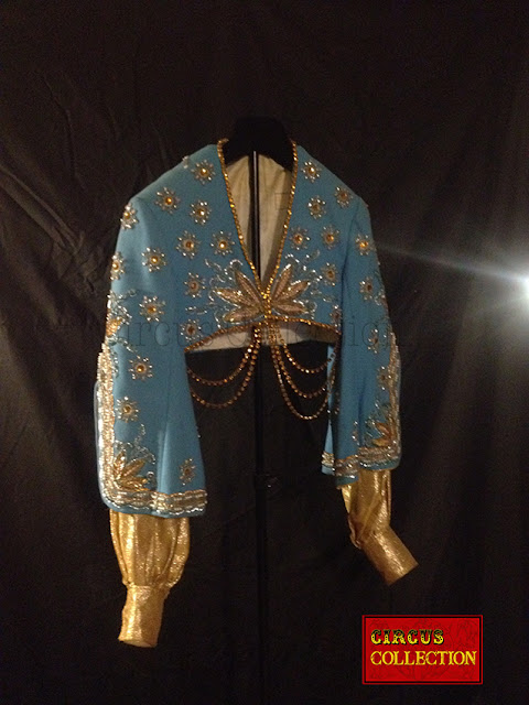 veste boléro bleu orne de paillettes et de strass ainsi que de guirlande de strass