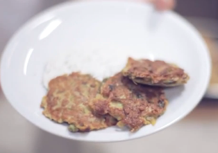 frittelle di buccia di patate con salsa di yogurt e aneto: ricetta impatto zero!