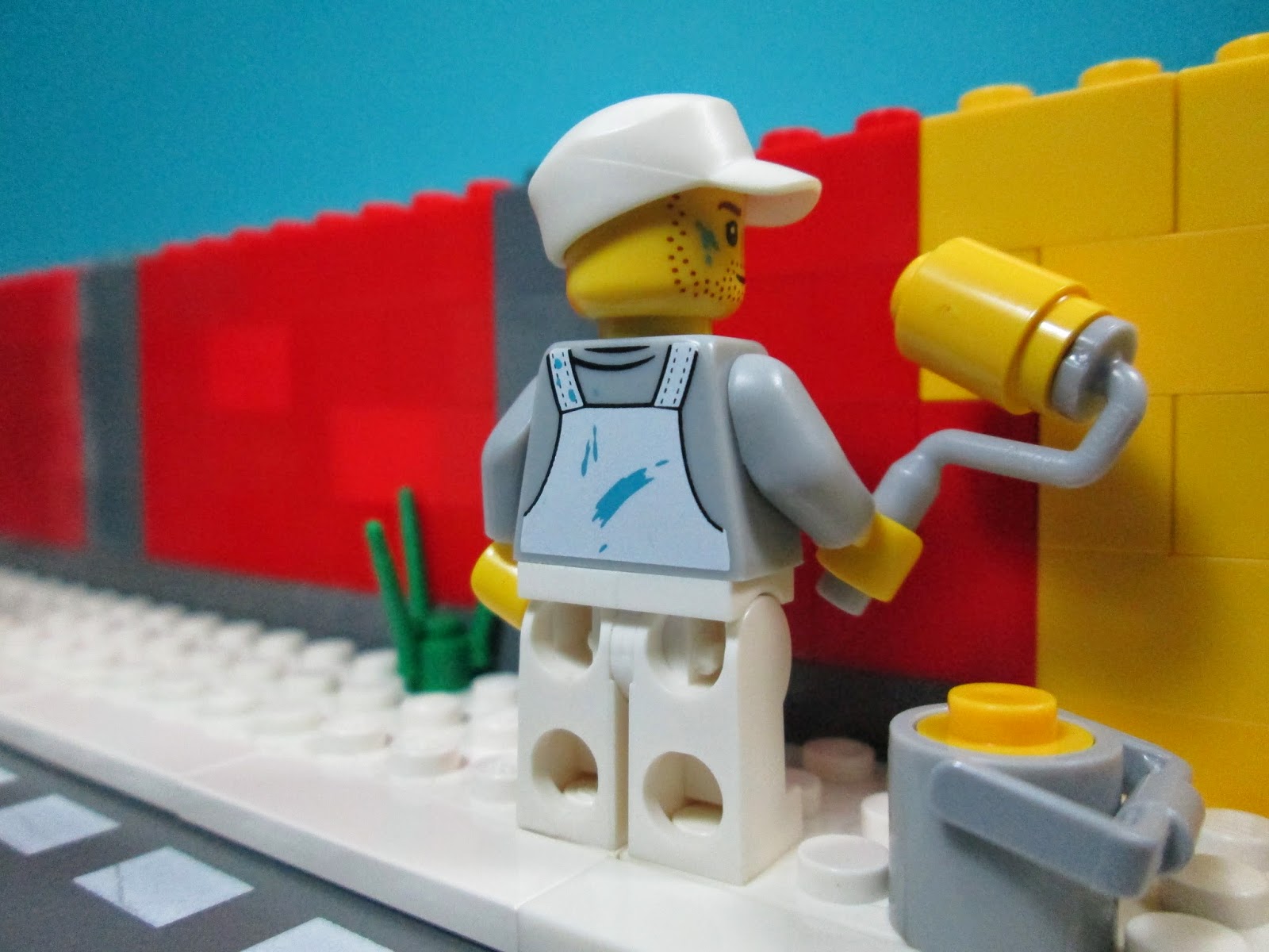 MOC LEGO Pintor a pintar o muro