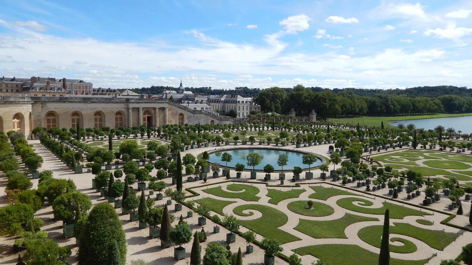 Chateau de versailles. Садовый партер Версальского дворца. Регулярный парк Версальского дворца. Версальский дворец сад амфитеатр. Сады Версаля Франция.