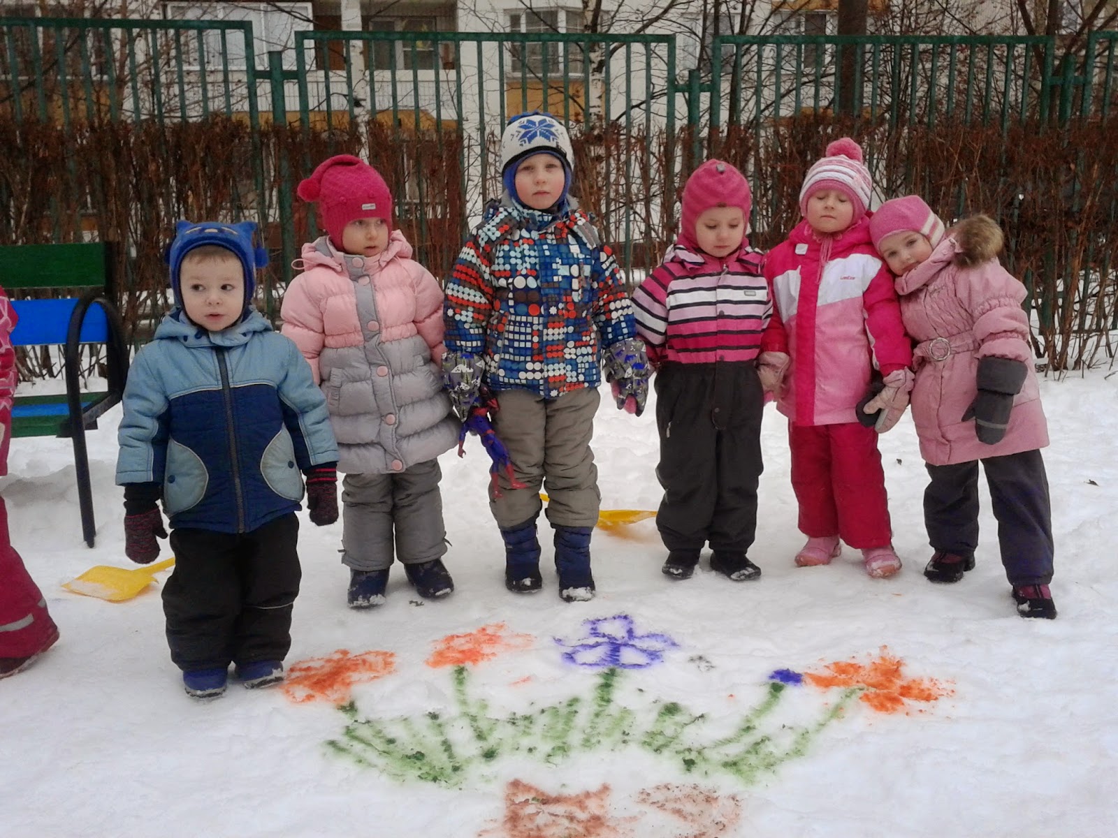 Игры на прогулке 2 младшая группа. Наблюдение на прогулке зимой в детском саду младшая группа. Дети в кругу на прогулке в садике зимой. Веселые игры на прогулке в младшей группе зимой. Детский сад зимой фото.