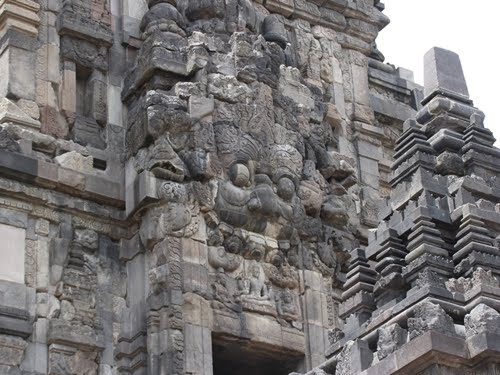 インドネシア プランバナン ロロ ジョングラン寺院を見学 外壁のレリーフと堂内の神 ぶらっとアジな旅