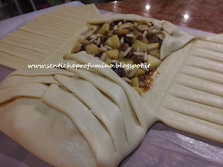 Treccia Danese con cuore di mele, uvetta e pinoli Treccia Danese con cuore di mele, uvetta e pinoli