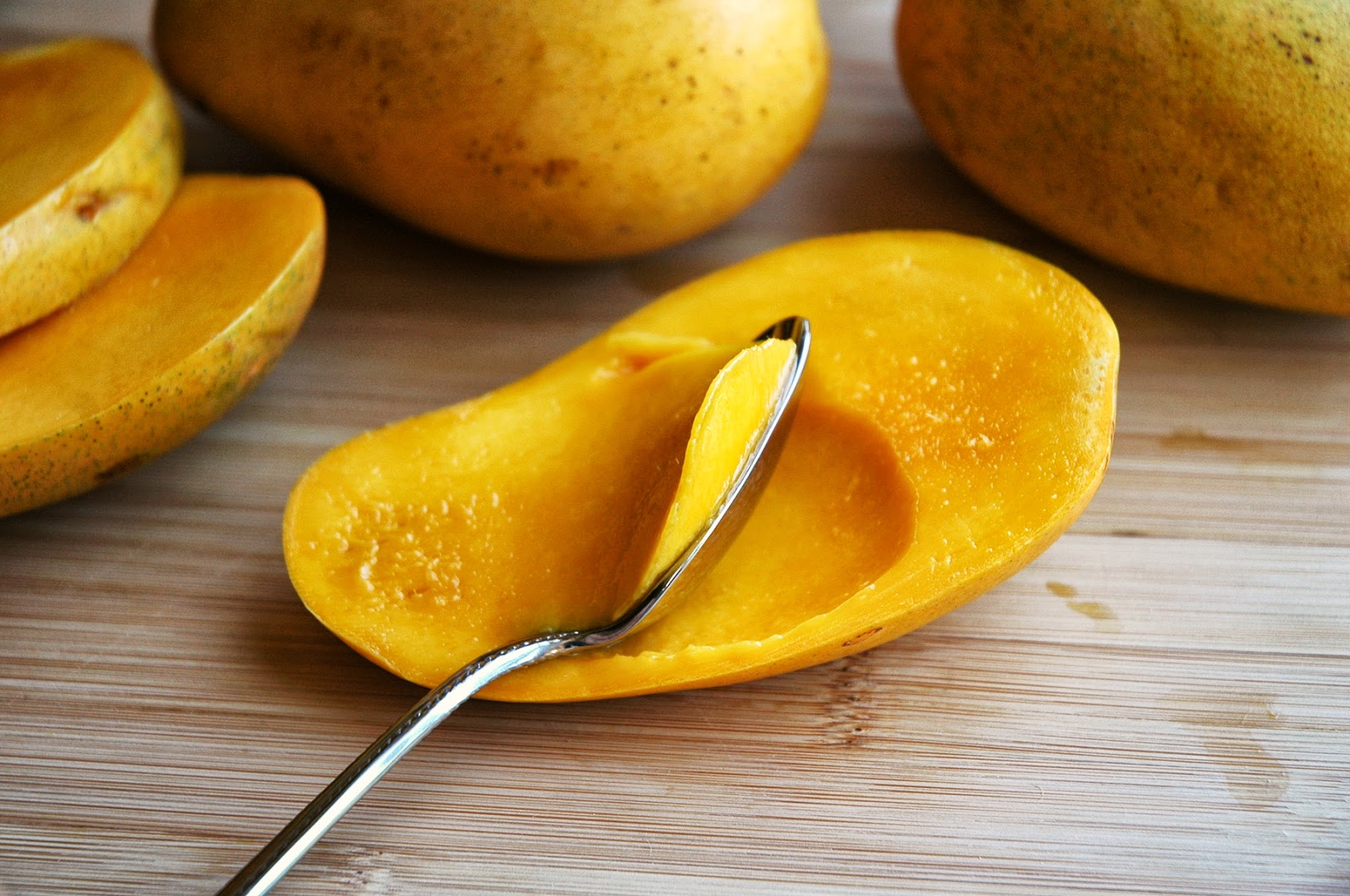 Манго полезные свойства и противопоказания для женщин. Мякоть манго. Манго медовые фрукты. Манго Махачонок косточка. Манго фрукт с косточкой.